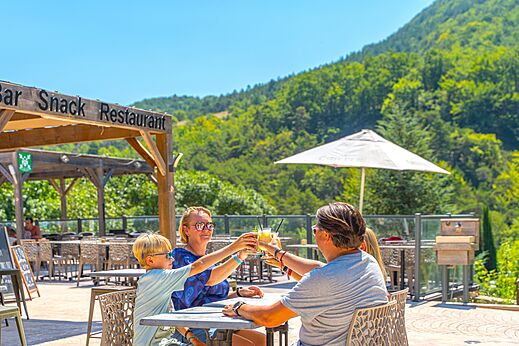 Bar restaurant, familie op camping CLICOCHIC Source du Jabron in Comps (26).