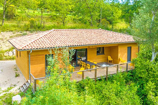 Mobil-home, privé jacuzzi en terras op camping CLICOCHIC Source du Jabron in Comps (26).