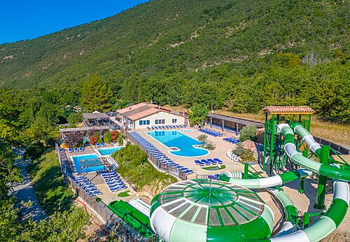 Buitenzwembaden, waterglijbanen en speeltoestellen op camping CLICOCHIC Source du Jabron Comps (26).
