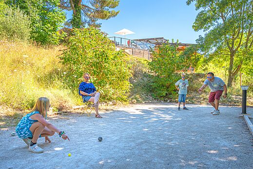 Familie speelt jeu de boules op camping CLICOCHIC Source du Jabron in Comps (26).