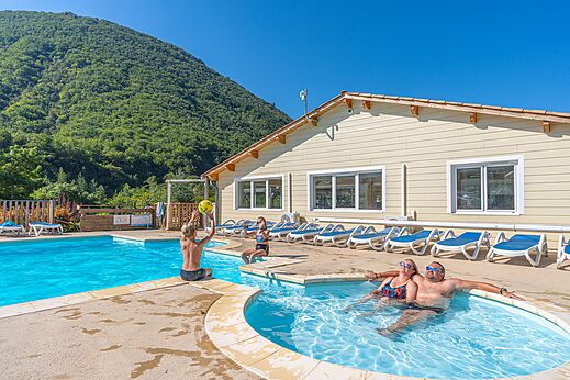 Buitenzwembad, jacuzzi en gezinnen op camping CLICOCHIC Source du Jabron.