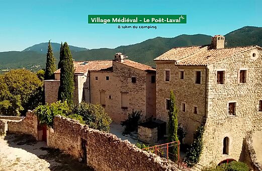 Middeleeuws dorp Le Poët-Laval, Drôme Provençale, te bezoeken nabij de camping.