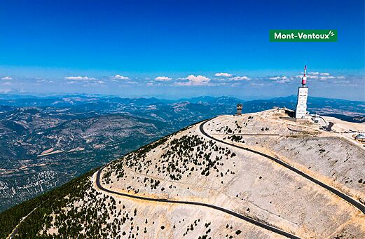 Top van de Mont Ventoux met observatorium en kronkelende weg in de Provence.
