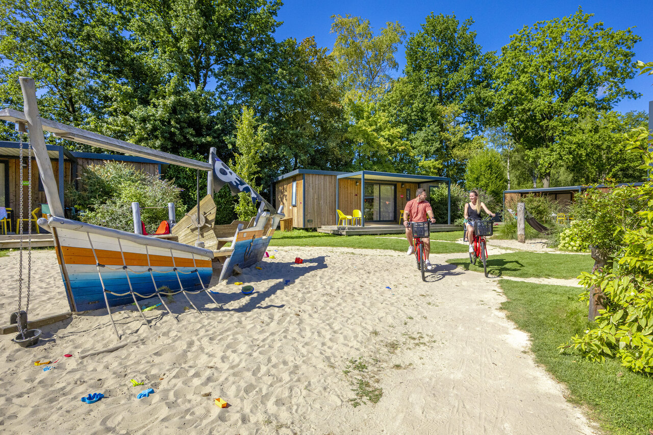 Piratenschip speeltuin, stacaravans en fietsen op camping CAPFUN De Sprookjescamping in Rheeze.