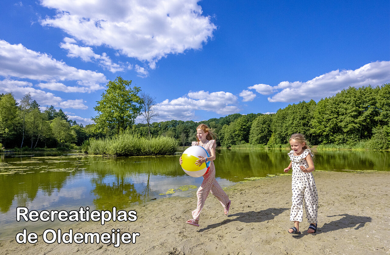 Recreatieplas de Oldemeijer met spelende kinderen op het zandstrand.