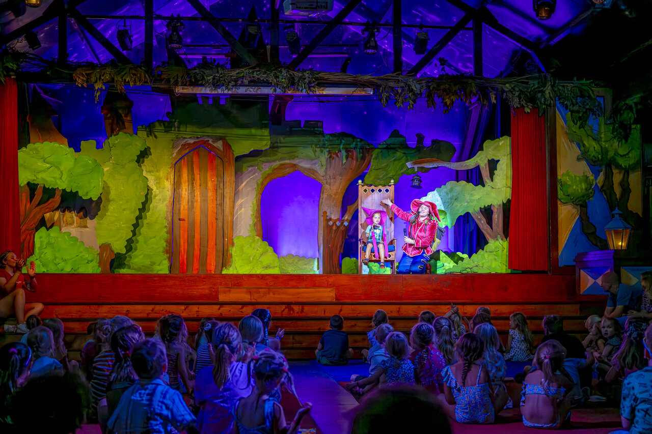 Kindershow op podium met decors op camping CAPFUN De Sprookjescamping in Rheeze.