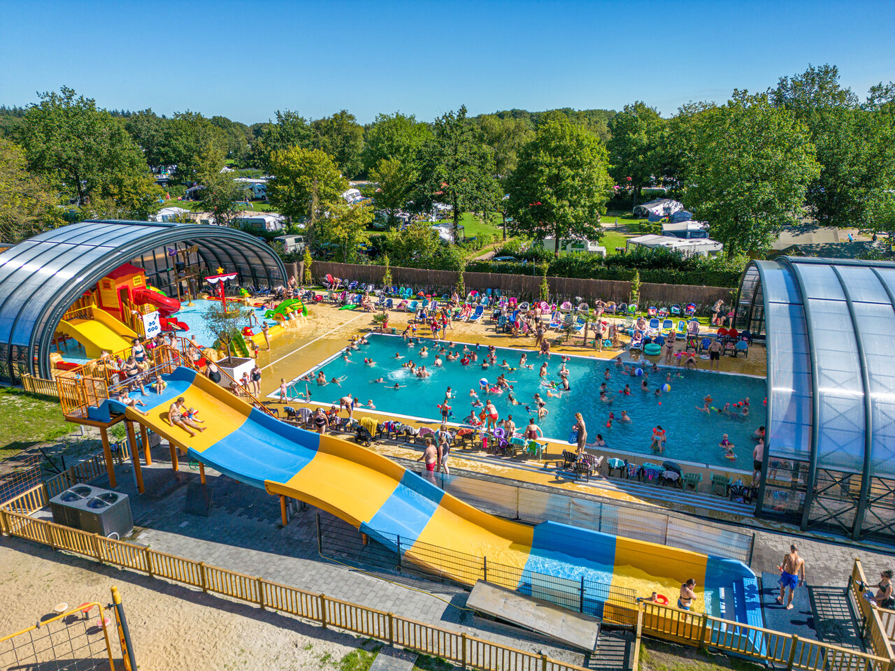 Groot waterpark met glijbanen op camping CAPFUN De Sprookjescamping in Rheeze.