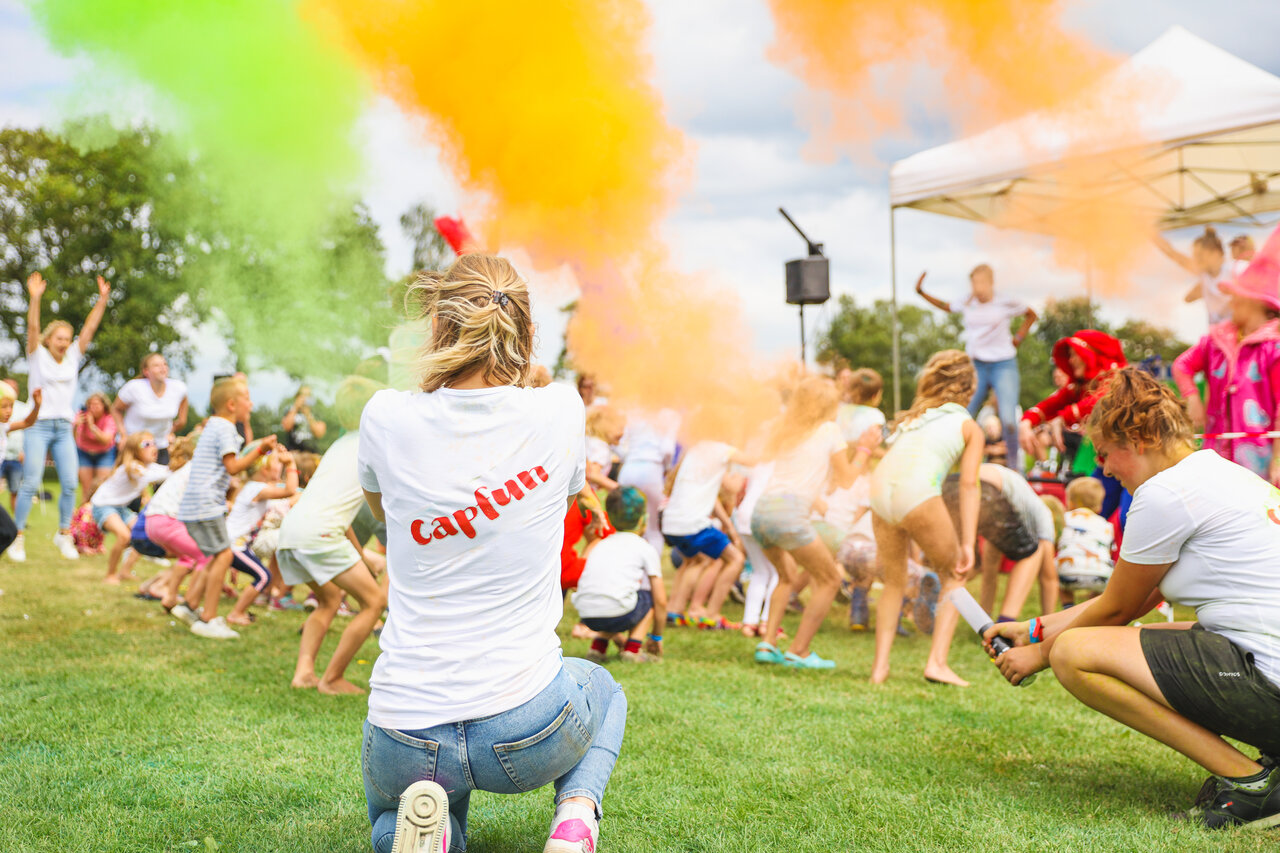 Activiteit met gekleurd poeder voor kinderen en volwassenen op camping CAPFUN De Sprookjescamping in Rheeze.