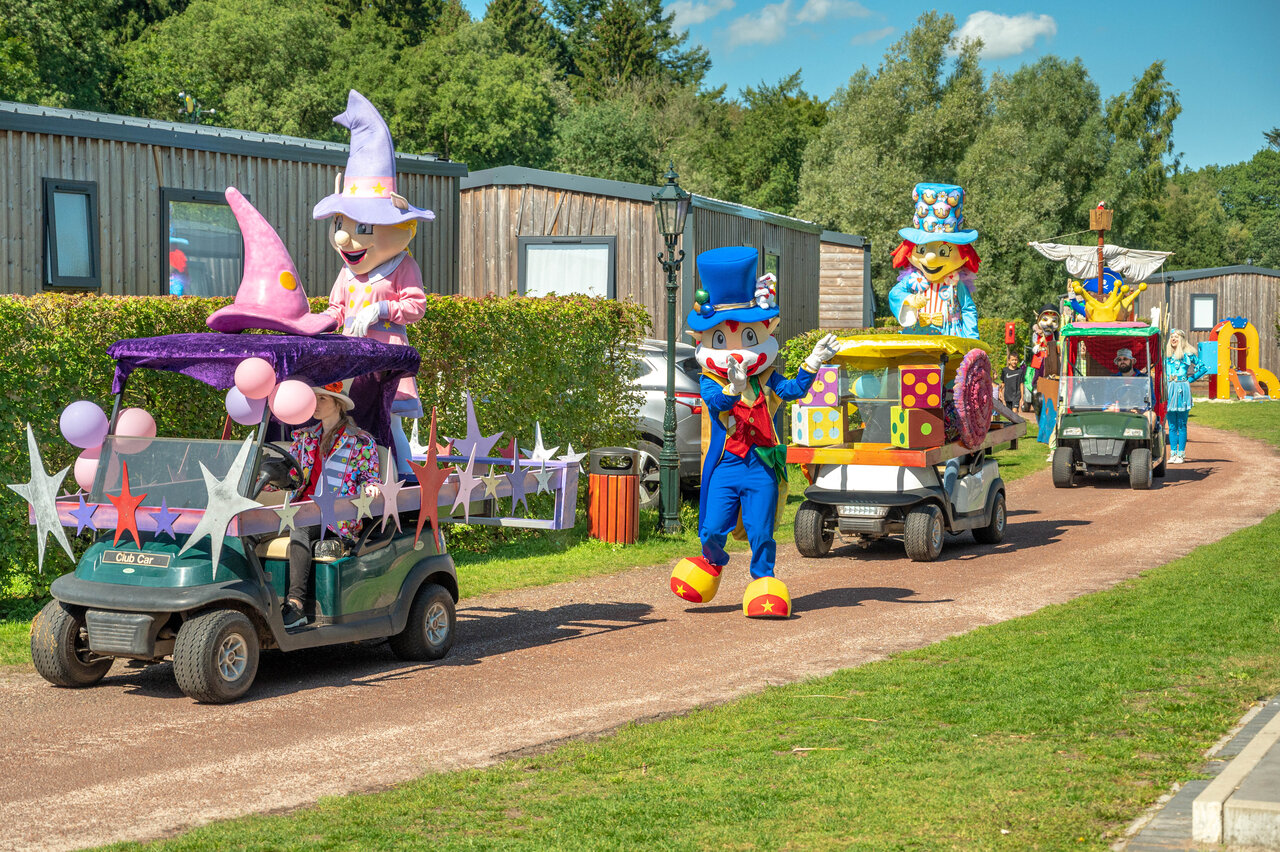Animatieparade met mascottes en versierde wagens op camping CAPFUN De Sprookjescamping in Rheeze.