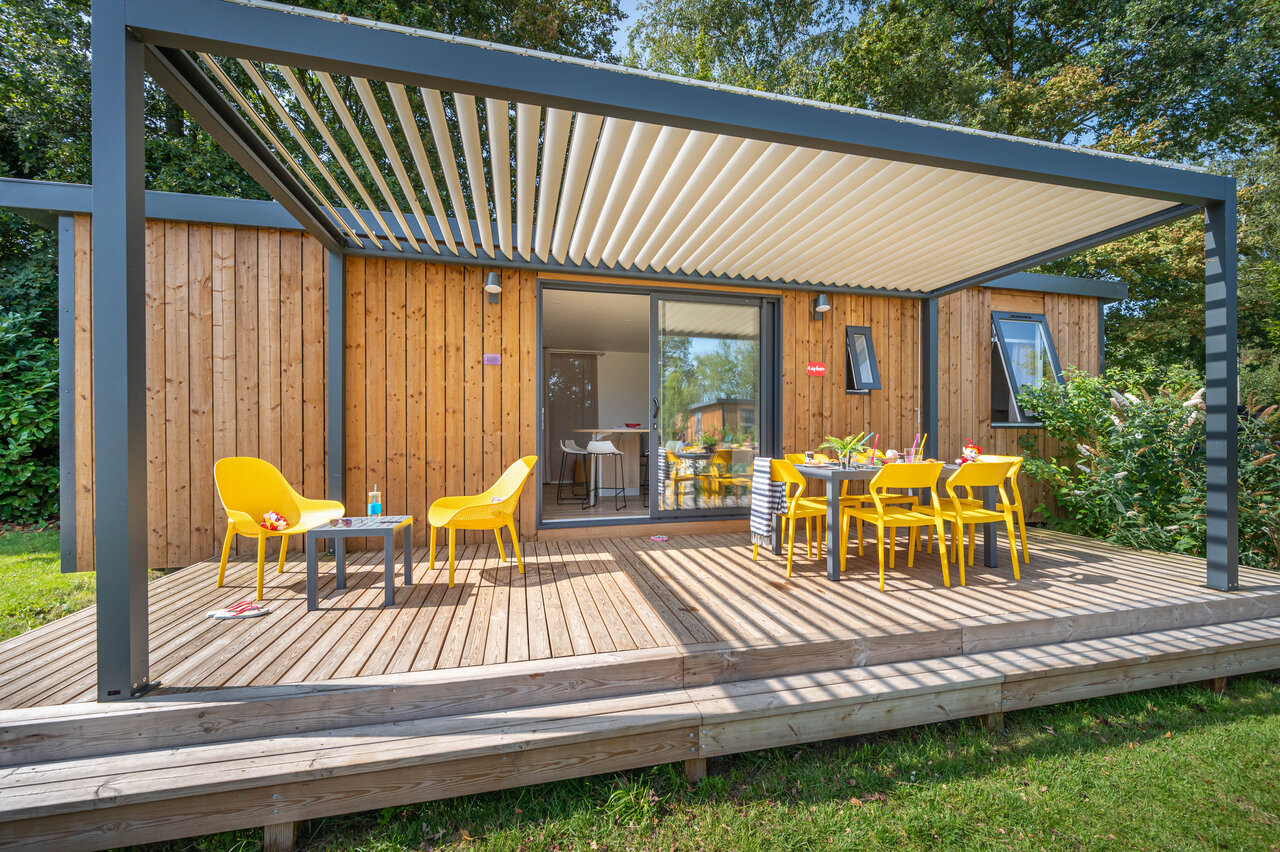 Modern Mobil-home met houten terras en pergola op camping CAPFUN De Sprookjescamping in Rheeze.