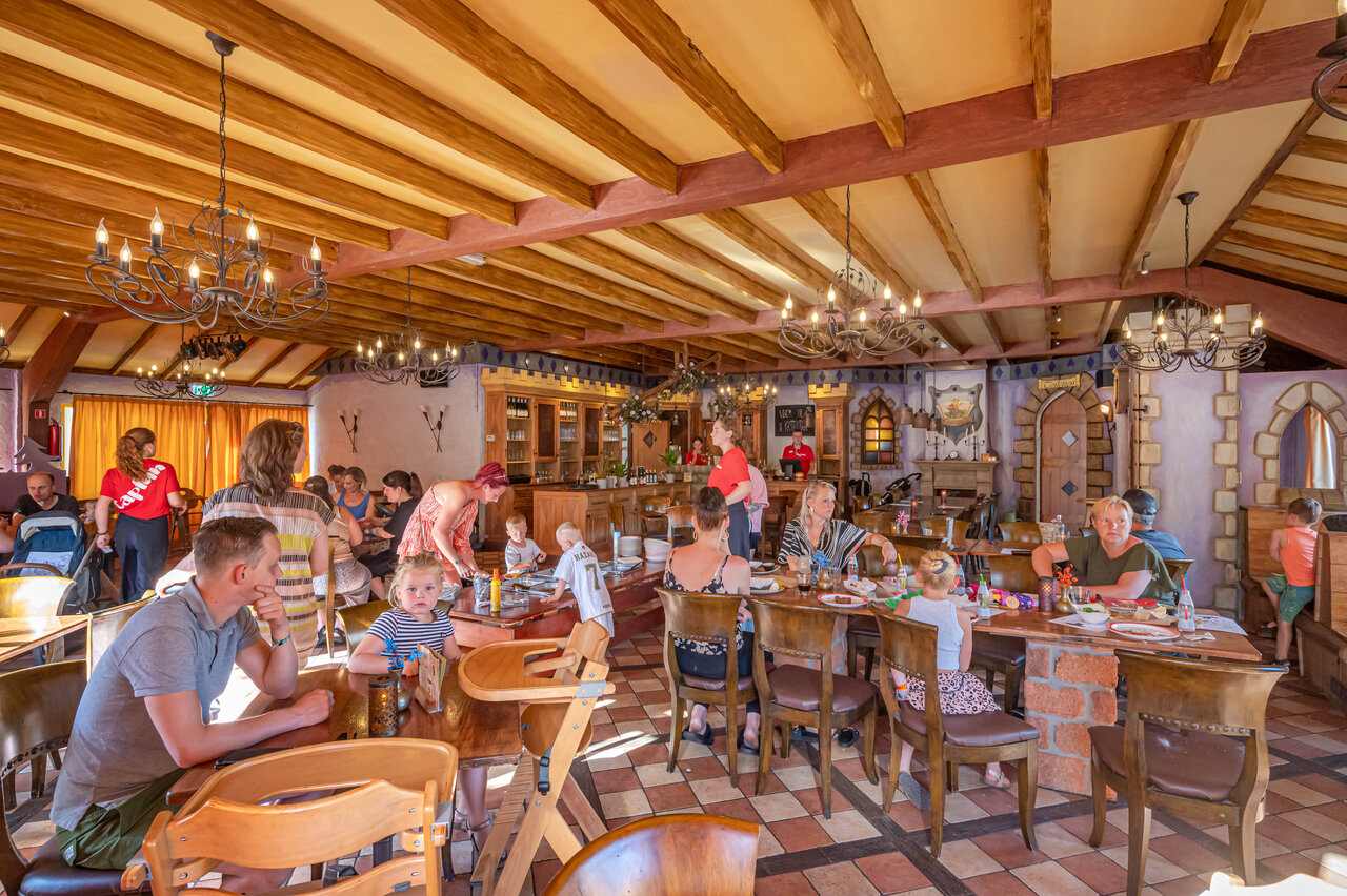Levendig familierestaurant met tafels en gasten op camping CAPFUN De Sprookjescamping in Rheeze.