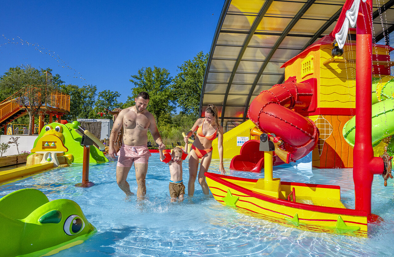 Familie geniet van waterspeeltuin en glijbanen op CAPFUN De Sprookjescamping Rheeze.