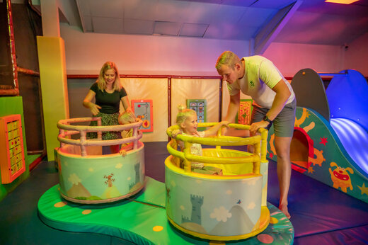Binnenspeeltuin met kinderen en ouders op camping CAPFUN De Sprookjescamping in Rheeze.