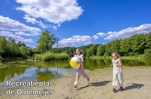 Kinderen spelen op het zandstrand van recreatieplas de Oldemeijer, bij Rheeze.