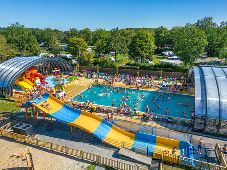 Buitenzwembad en reuzenglijbanen op camping CAPFUN De Sprookjescamping in Rheeze.