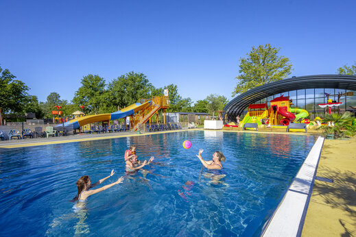 Buitenzwembad, glijbaan en speeltoestellen op camping CAPFUN De Sprookjescamping in Rheeze.