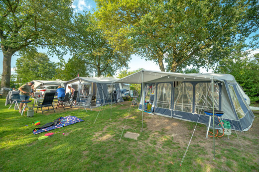 Uitgeruste kampeerplaatsen met caravans en voortenten op camping CAPFUN De Sprookjescamping in Rheeze.