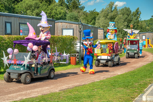 Animatieparade met mascottes en versierde golfkarretjes op camping CAPFUN De Sprookjescamping in Rheeze.
