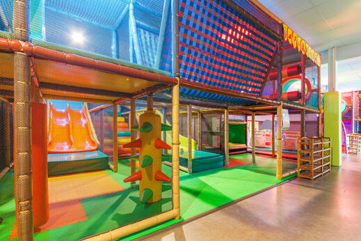 Grote indoor speeltuin met glijbanen op camping CAPFUN De Sprookjescamping in Rheeze.