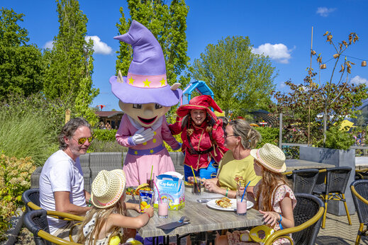 Familie en mascottes in het restaurant van camping CAPFUN De Sprookjescamping Rheeze.
