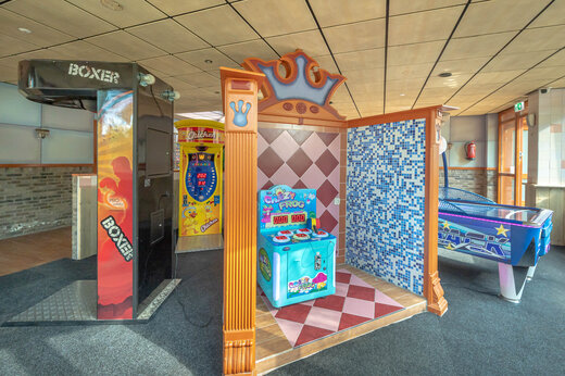 Speelhal met arcade machines en airhockey op CAPFUN De Sprookjescamping Rheeze.