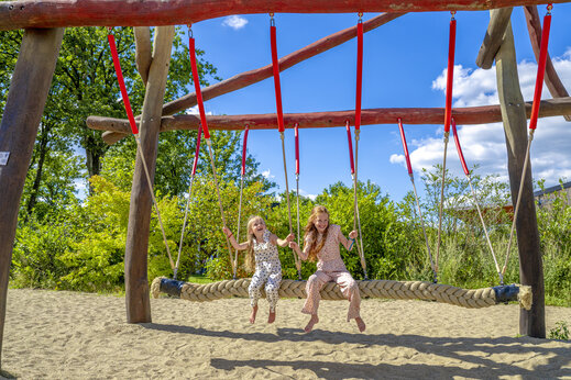 Grote touwschommel voor kinderen op camping CAPFUN De Sprookjescamping in Rheeze.