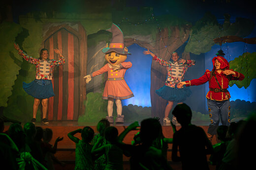 Animatieshow met mascottes en verklede personages op camping CAPFUN De Sprookjescamping in Rheeze.