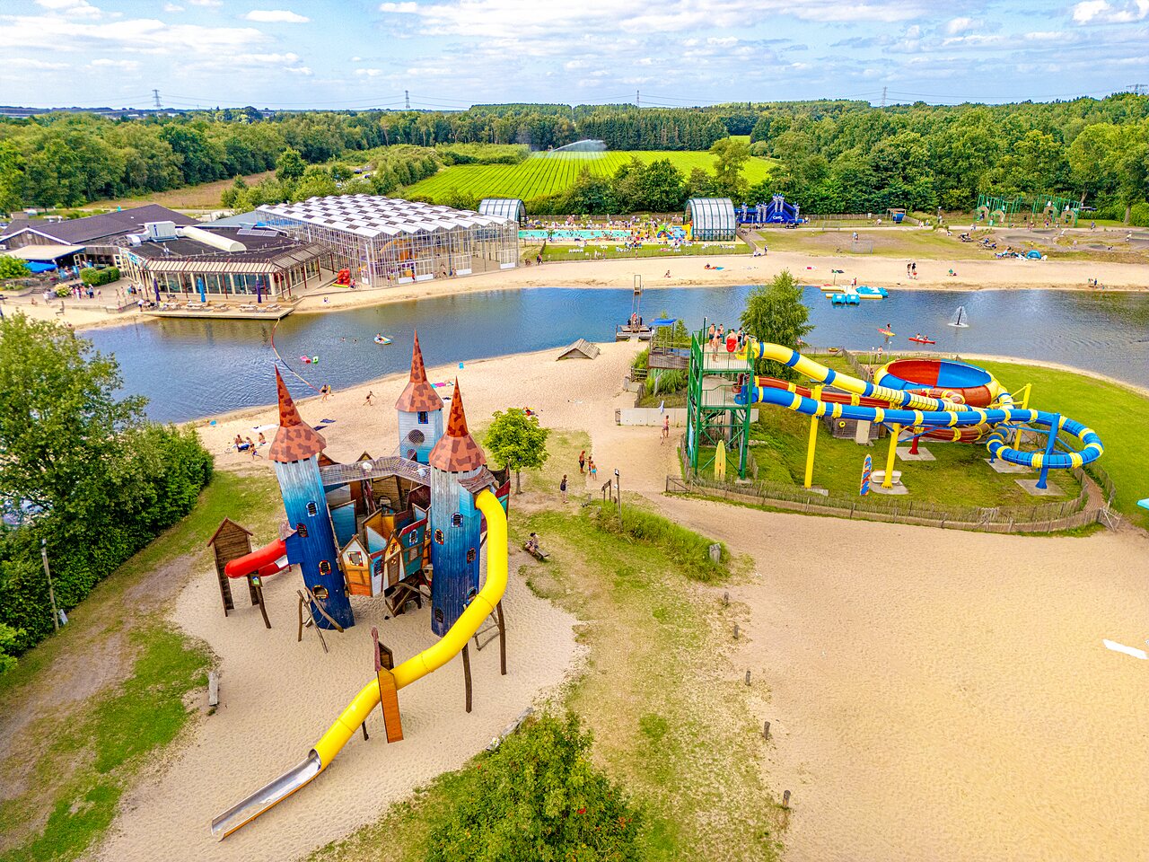 Waterglijbanen, meer en speelkasteel op camping CAPFUN Vakantiepark Capfun het Stoetenslagh in Rheezerveen.