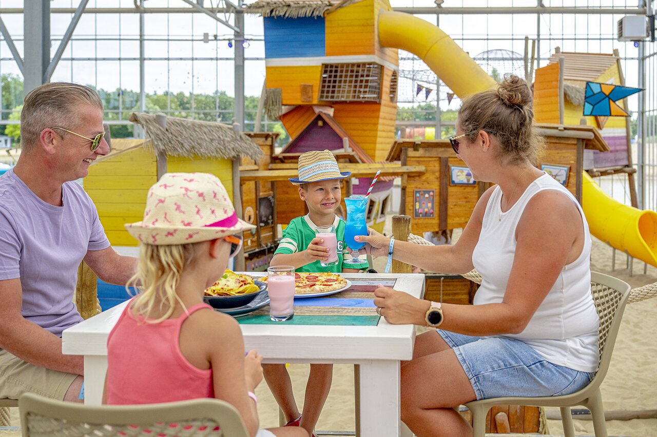 Familierestaurant binnen met speelruimte op camping CAPFUN Vakantiepark Capfun het Stoetenslagh in Rheezerveen.