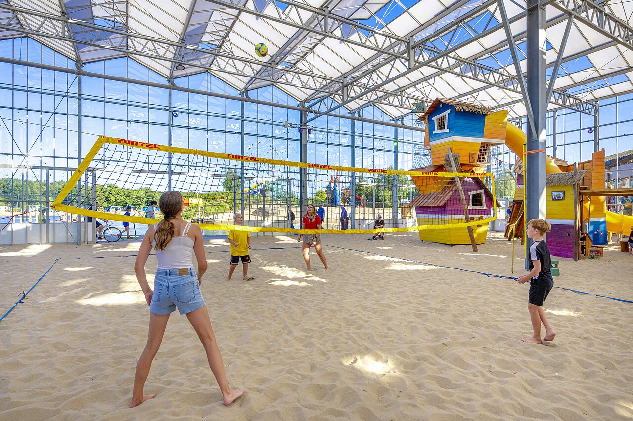 Indoor beachvolleybal, kinderspeeltuin op CAPFUN Vakantiepark Capfun het Stoetenslagh in Rheezerveen.