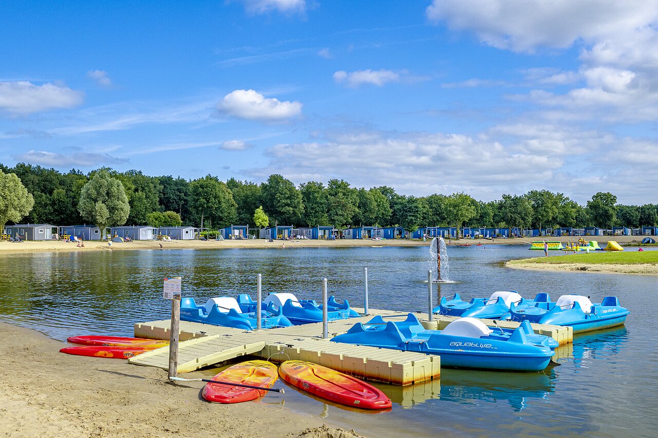 Waterfietsen, kajaks en zandstrand aan het meer op camping CAPFUN het Stoetenslagh in Rheezerveen.