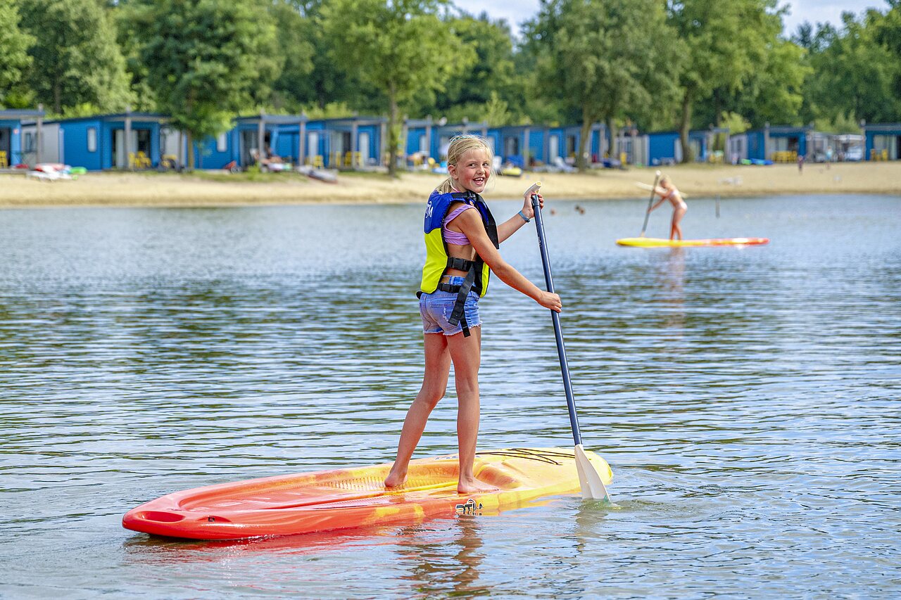 Paddleboard op het meer, stacaravans op camping CAPFUN Vakantiepark Capfun het Stoetenslagh in Rheezerveen.