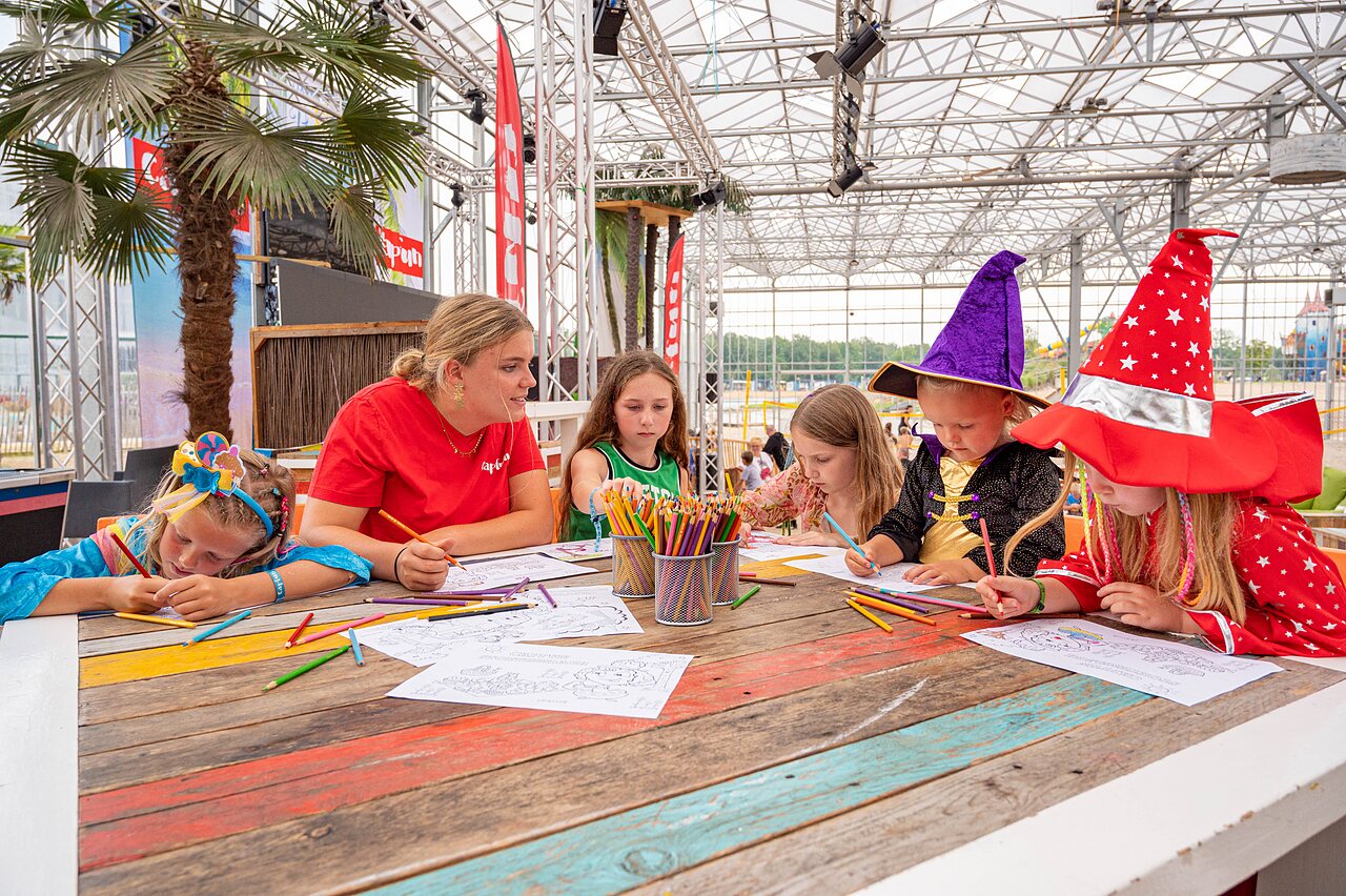 Kinderanimatie met kleuren en kostuums op camping CAPFUN Vakantiepark Capfun het Stoetenslagh in Rheezerveen.