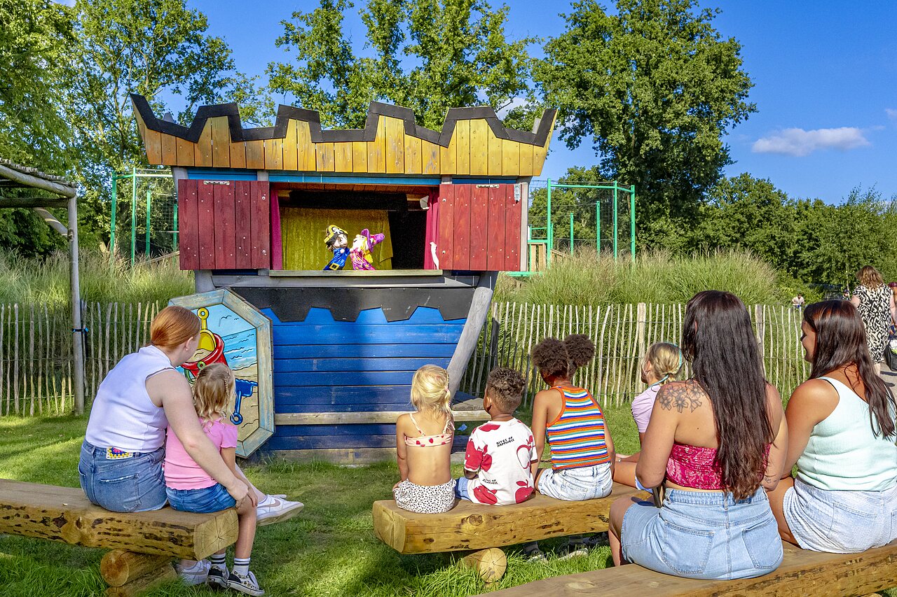 Poppenkastvoorstelling voor kinderen op het podium op camping CAPFUN Vakantiepark Capfun het Stoetenslagh.