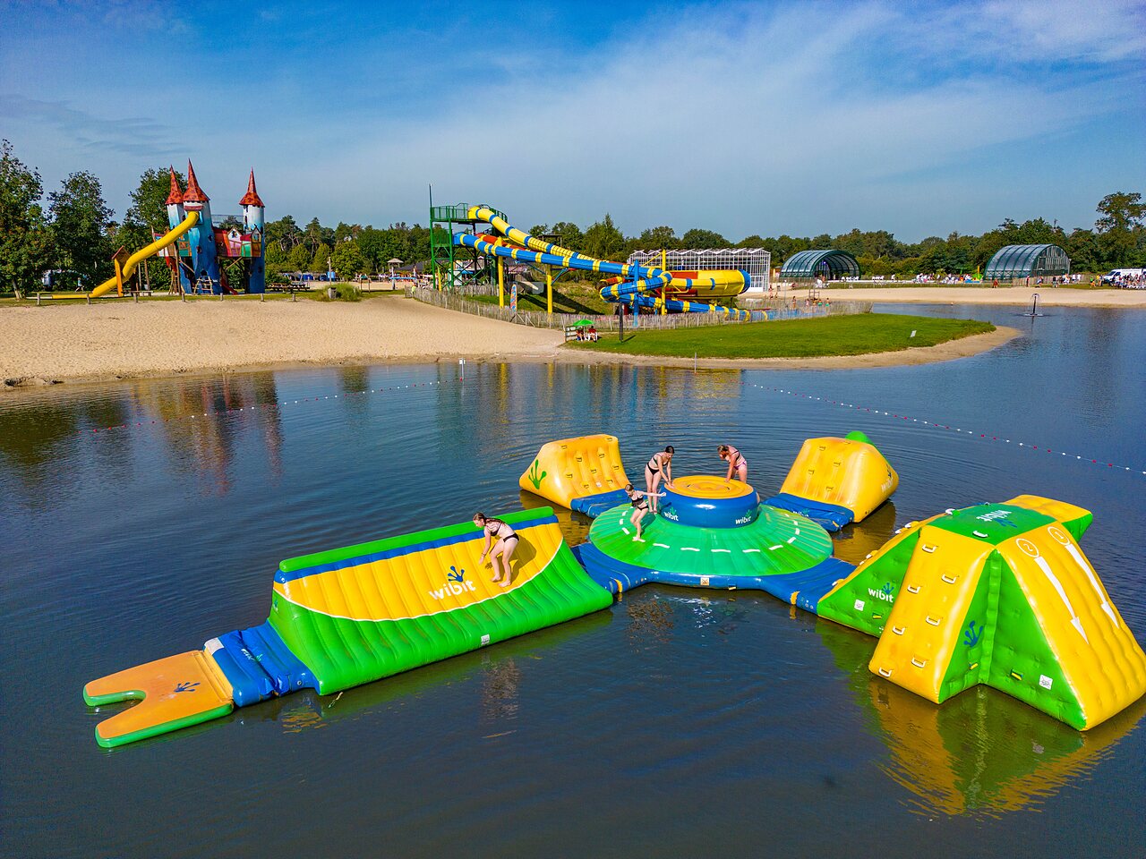 Waterpark op meer op camping CAPFUN Vakantiepark Capfun het Stoetenslagh in Rheezerveen.