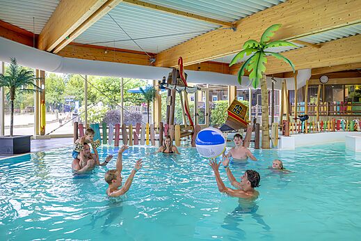 Familie binnenzwembad op camping CAPFUN Vakantiepark Capfun het Stoetenslagh in Rheezerveen.