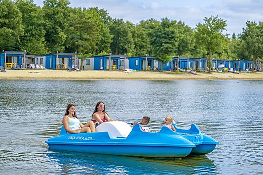 Familie op waterfiets op het meer bij camping CAPFUN Vakantiepark Capfun het Stoetenslagh in Rheezerveen.