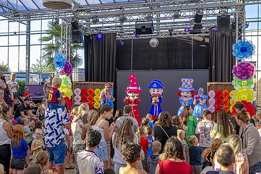 Animatievoorstelling met mascottes en kinderen op camping CAPFUN Vakantiepark Capfun het Stoetenslagh in Rheezerveen.