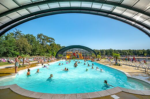Buitenbad met glijbanen op camping CAPFUN Vakantiepark Capfun het Stoetenslagh, Rheezerveen.