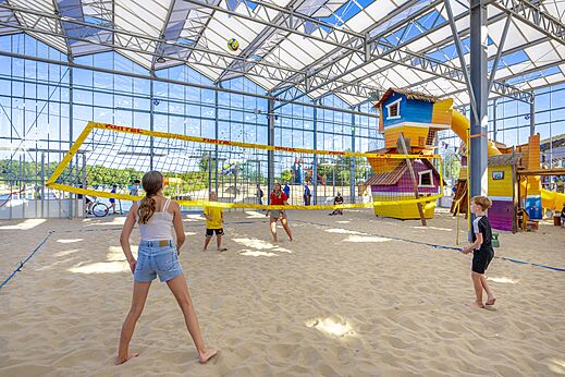 Indoor beachvolleybal, kinderspelen op camping CAPFUN Vakantiepark Capfun het Stoetenslagh.
