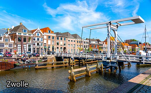 Ophaalbrug over een gracht met historische huizen in Zwolle, Nederland.