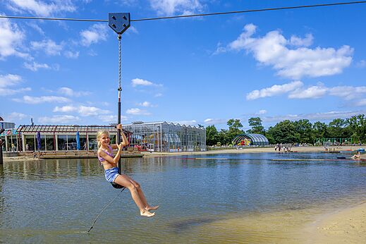 Waterzipline met kind op camping CAPFUN Vakantiepark Capfun het Stoetenslagh.