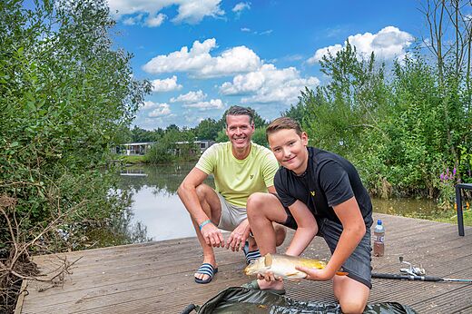 Vader en zoon vissen op karper op camping CAPFUN Vakantiepark Capfun het Stoetenslagh in Rheezerveen.