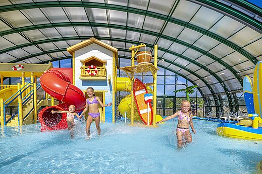 Overdekt zwembad, glijbanen, waterspellen op camping CAPFUN het Stoetenslagh in Rheezerveen.