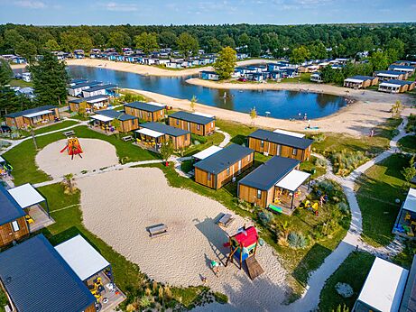 Stacaravans, strand en zwemmeer luchtfoto op CAPFUN Vakantiepark Capfun het Stoetenslagh.