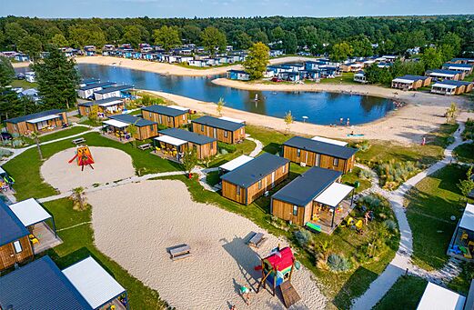 Luchtfoto camping met stacaravans en strand bij CAPFUN Vakantiepark Capfun het Stoetenslagh in Rheezerveen.