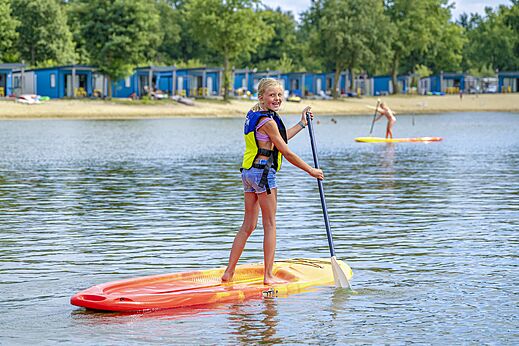 Meisje suppen op camping CAPFUN Vakantiepark Capfun het Stoetenslagh in Rheezerveen.