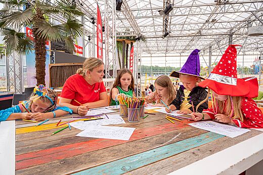 Kinderen kleuren met animator tijdens activiteit op camping CAPFUN Vakantiepark Capfun het Stoetenslagh in Rheezerveen.