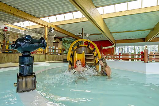Binnenzwembad, glijbaan en waterspellen CAPFUN het Stoetenslagh in Rheezerveen.