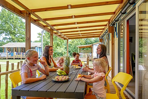 Overdekt terras Stacaravan met familie op camping CAPFUN Vakantiepark Capfun het Stoetenslagh in Rheezerveen.